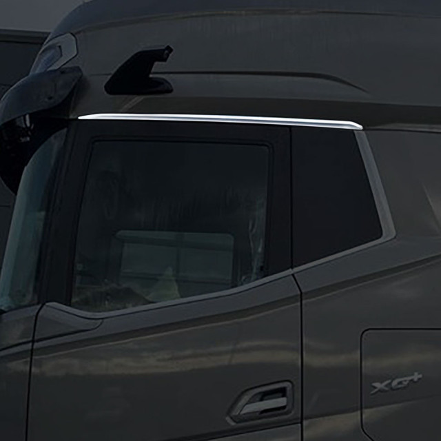 Tłoczony dekor nierdzewny boku kabiny...