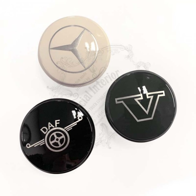 Czarna pokrywa klaksonu kierownicy...