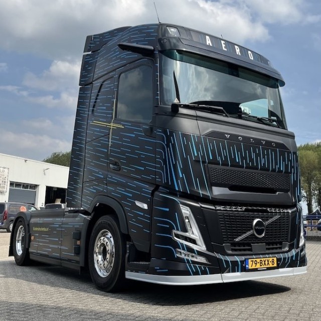 Spoiler pod zderzak Volvo Aero...