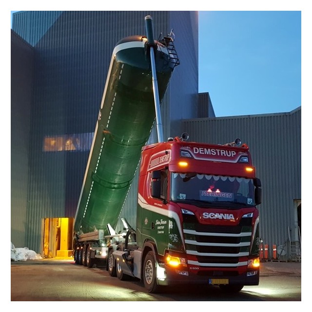 Żółte moduły świateł dziennych Scania...